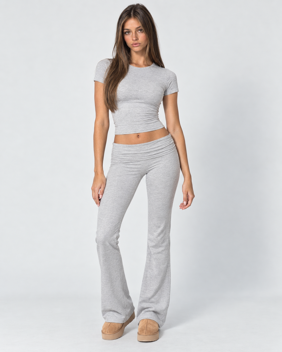 Completo Donna T-Shirt Aderente e Pantaloni Zampa Vita Bassa