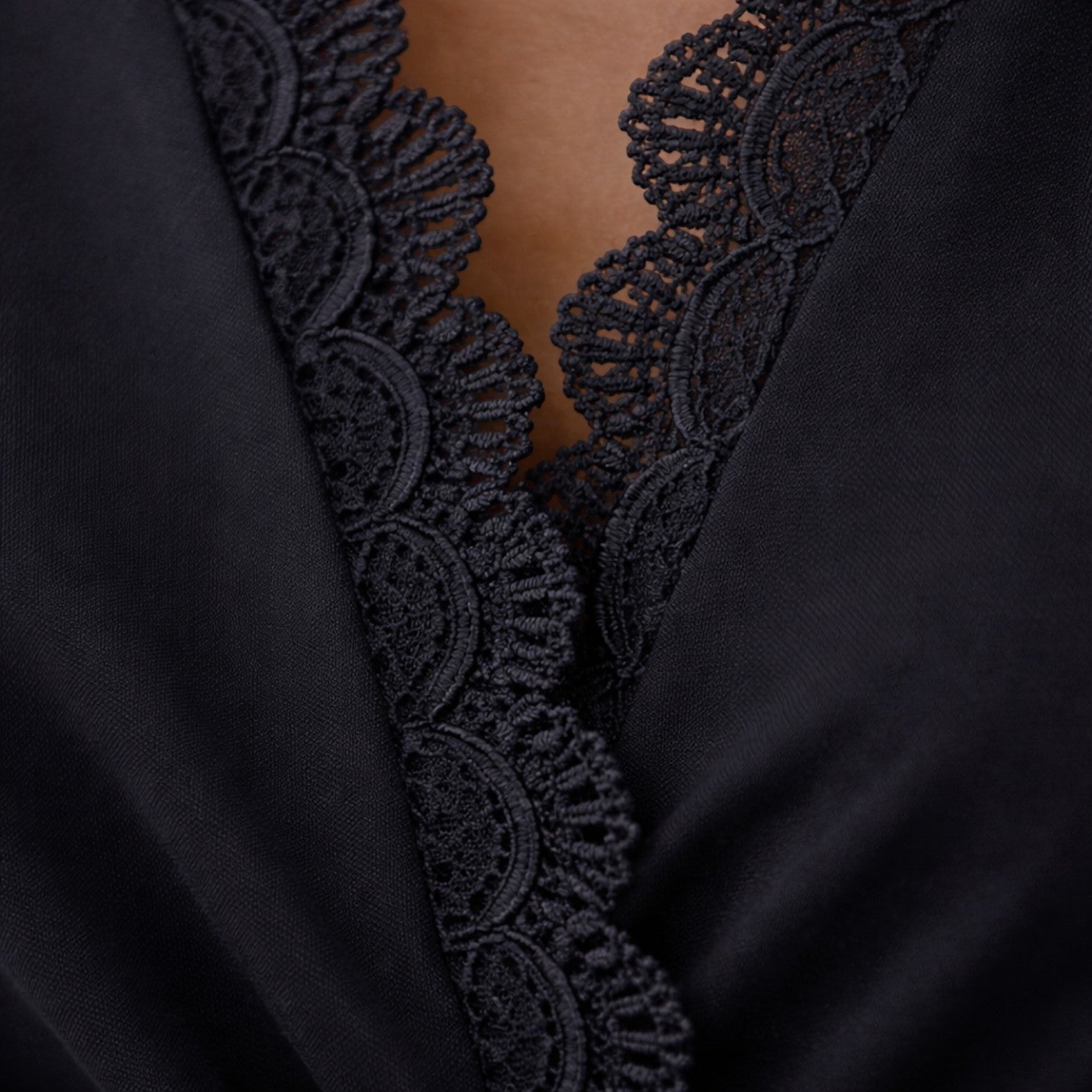 Abito Midi Donna Nero Maniche in Pizzo Elegante