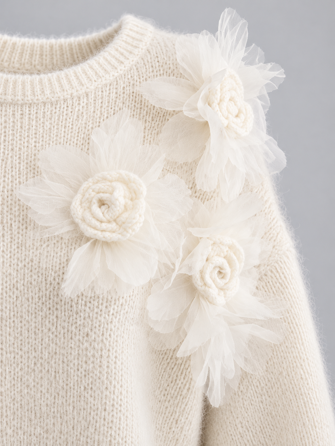 Maglione Donna Oversize Girocollo con Fiori 3D e Piume Applicati