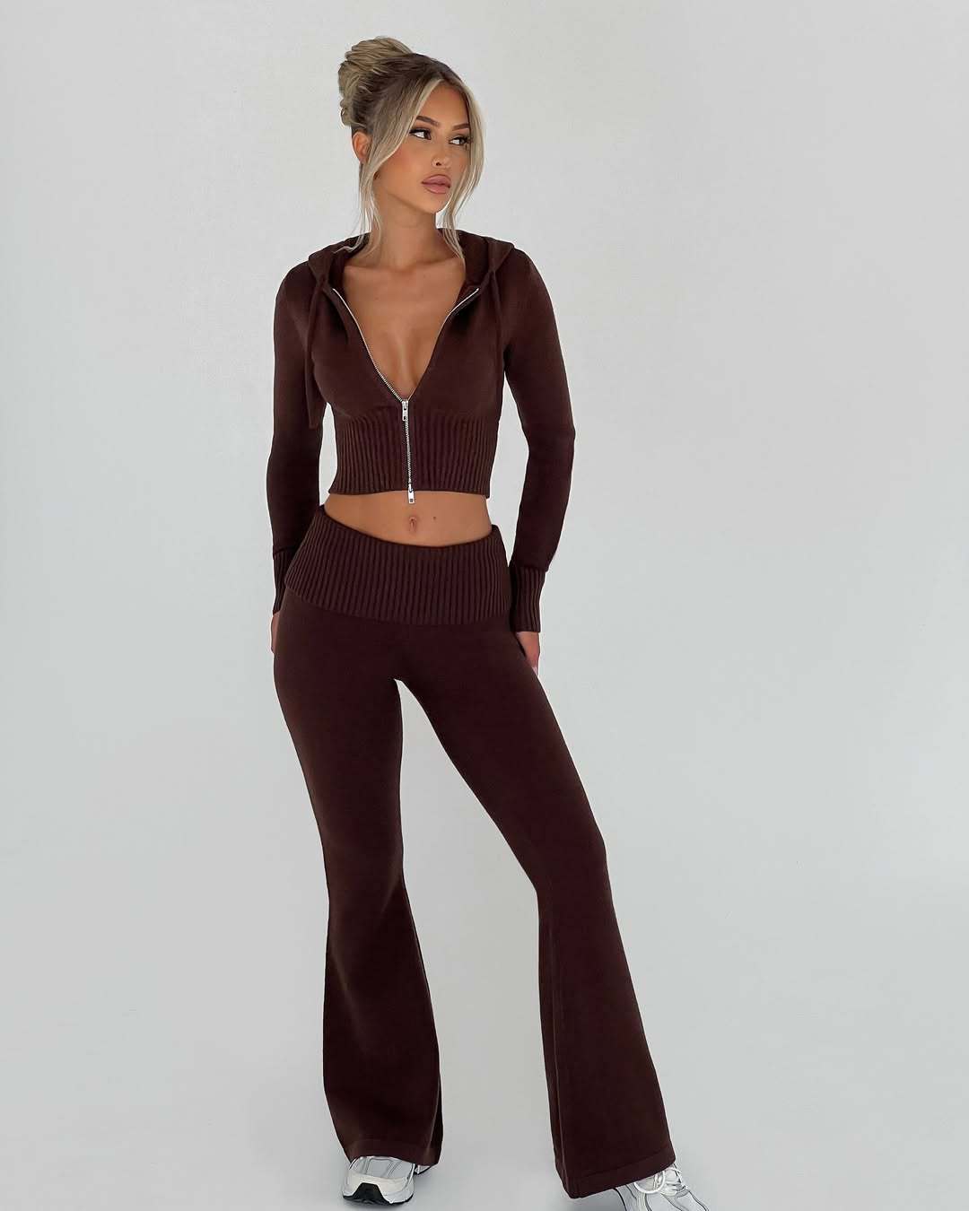 Completo Donna in Maglia Felpa Cropped con Zip e Pantaloni a Zampa