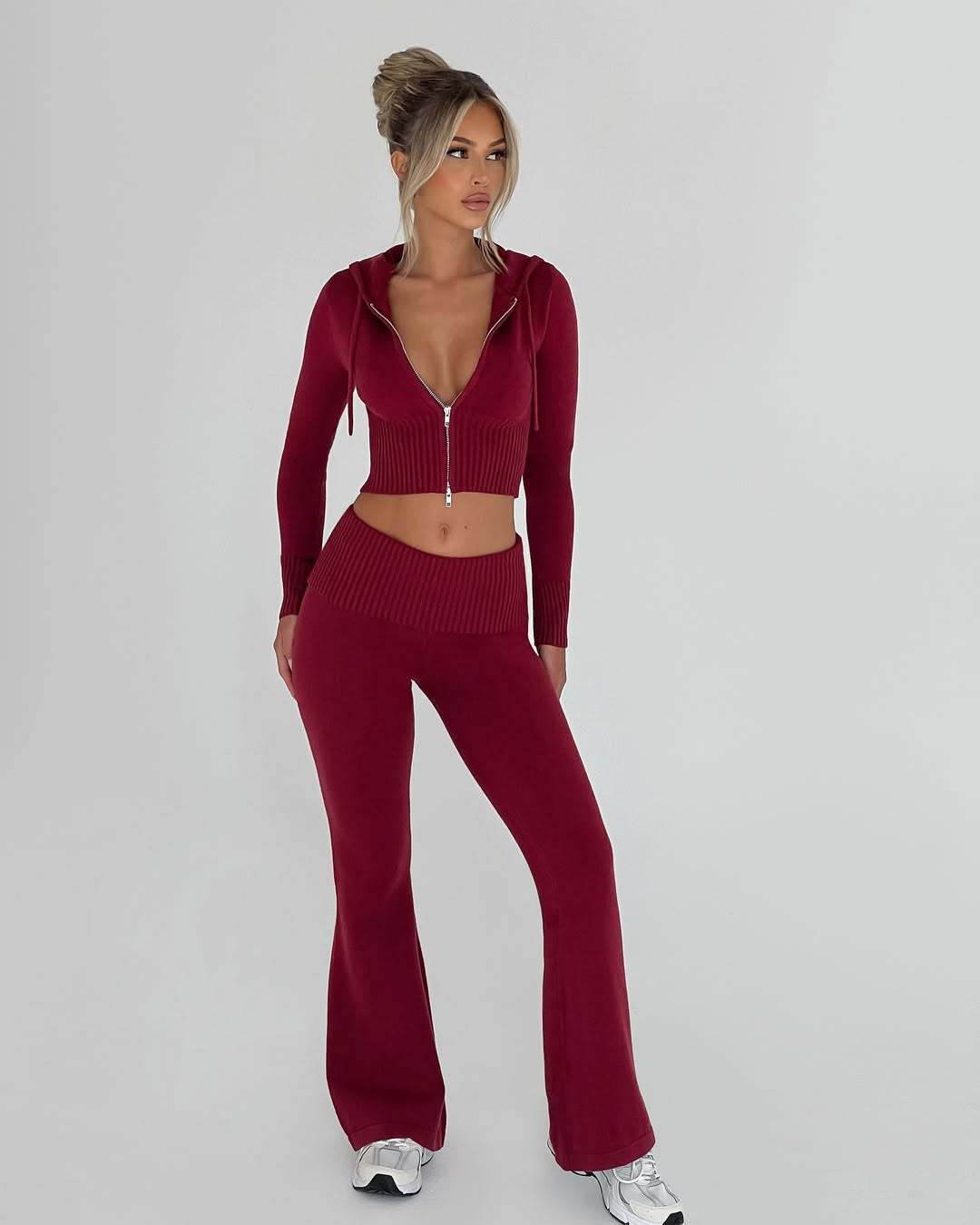 Completo Donna in Maglia Felpa Cropped con Zip e Pantaloni a Zampa