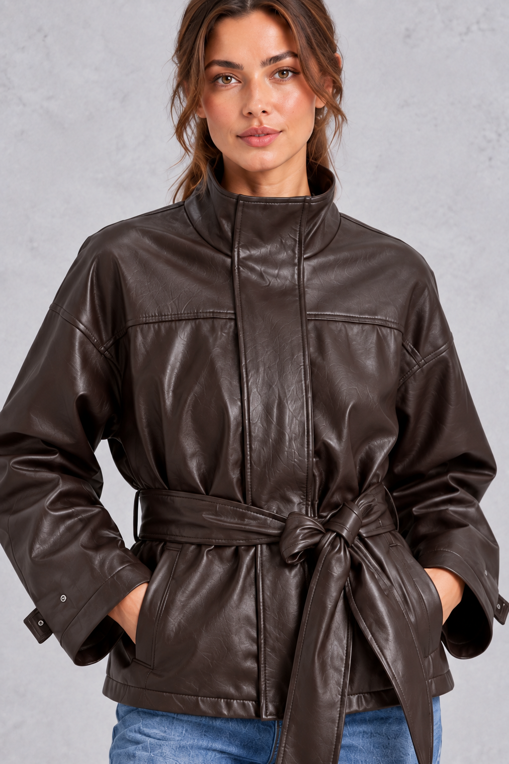Giacca Donna Corta Effetto Pelle Marrone con Cintura e Revers