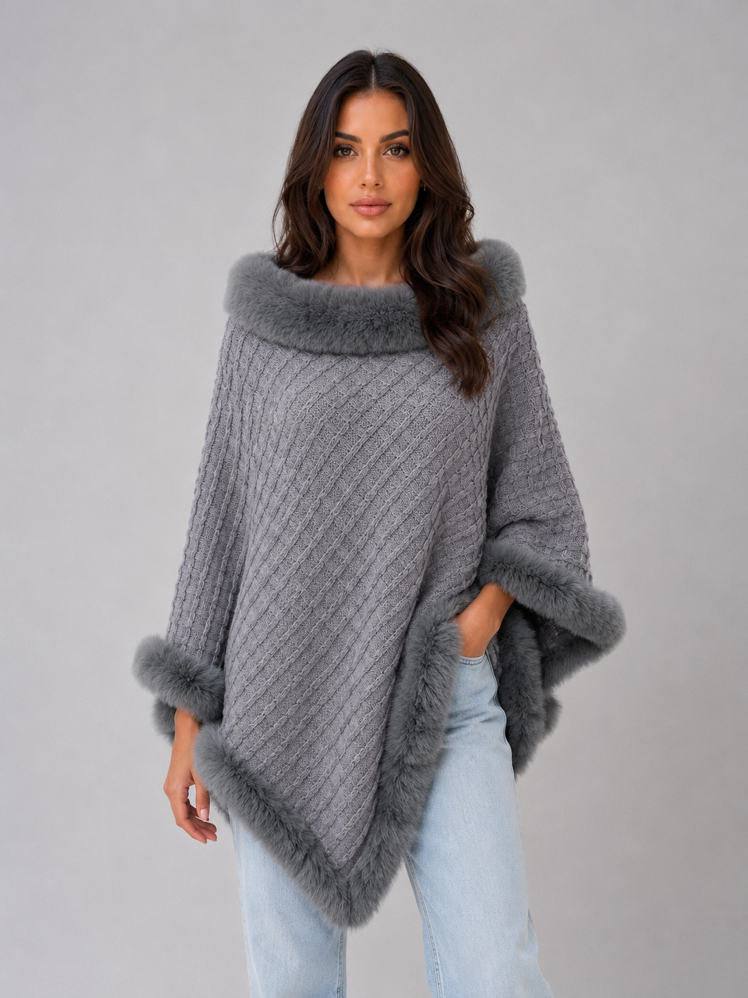 Mantella Donna in Maglia con Bordo in Pelliccia Sintetica