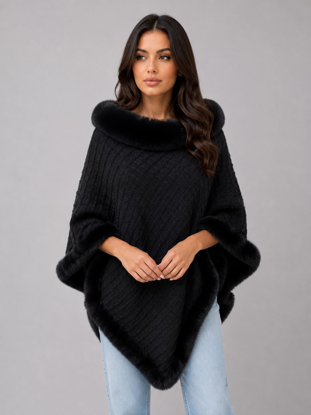 Mantella Donna in Maglia con Bordo in Pelliccia Sintetica