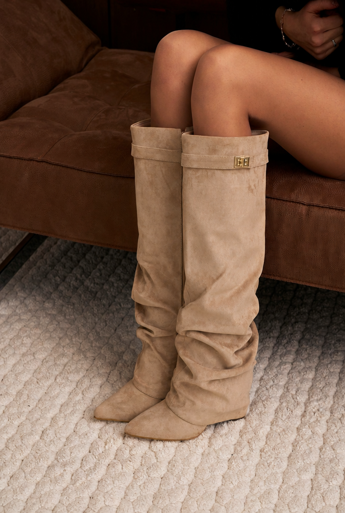 Stivali Donna Slouchy in Camoscio a Punta con Fibbia Oro